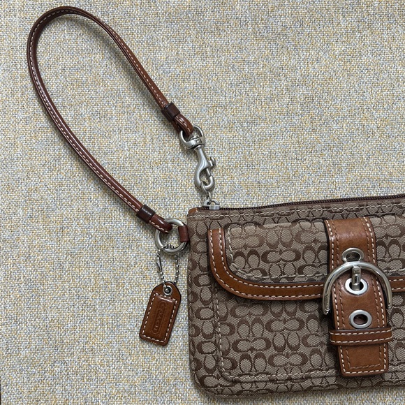 ❤️Coach signature wristlet pouch - Picture 8 of 11